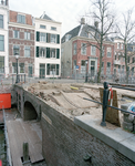 838525 Gezicht op de Quintijnsbrug over de Nieuwegracht te Utrecht, die gerestaureerd wordt.